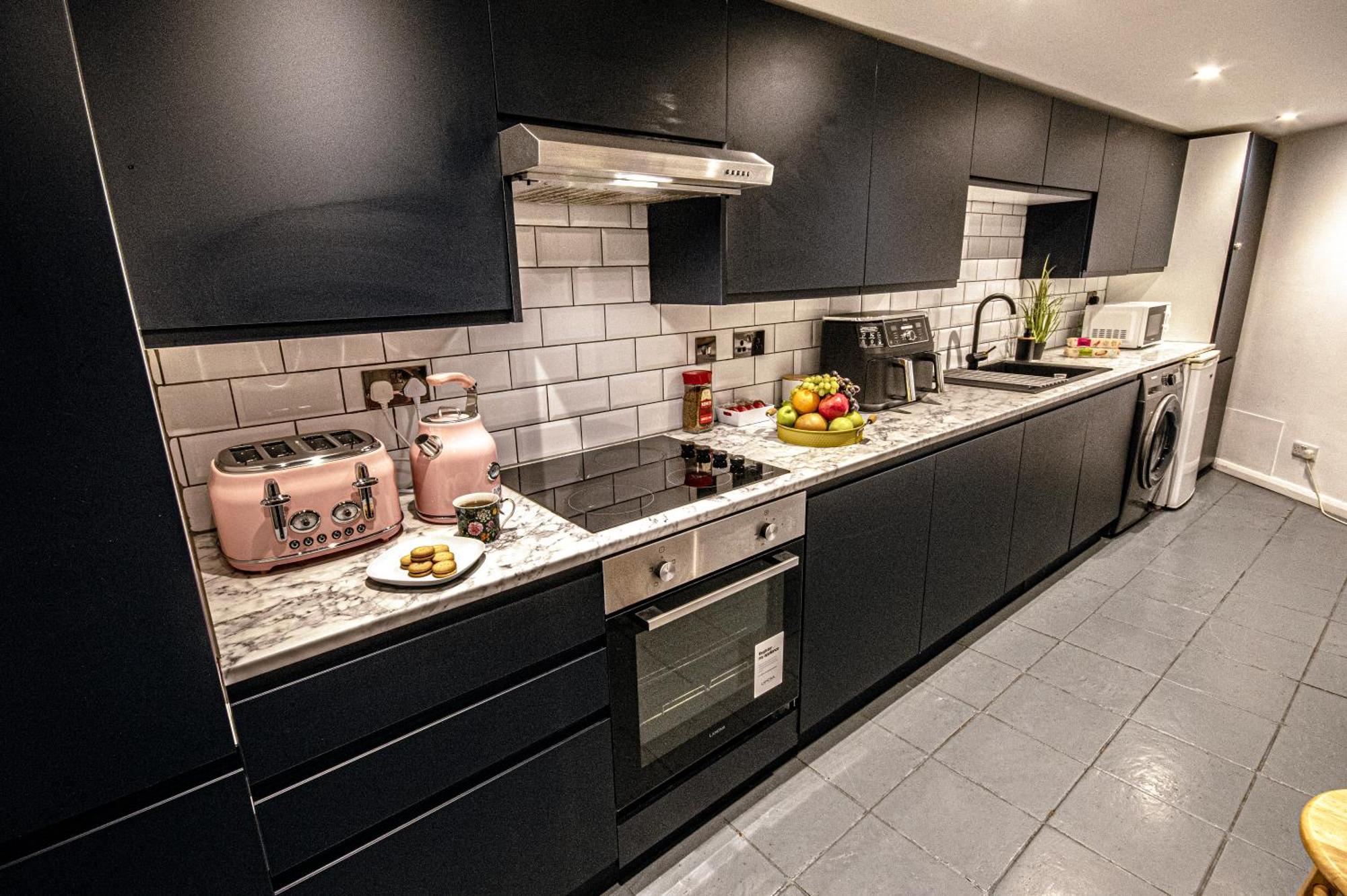 Central 3 - Bedroom Townhouse In Brighton With Parking Exterior photo