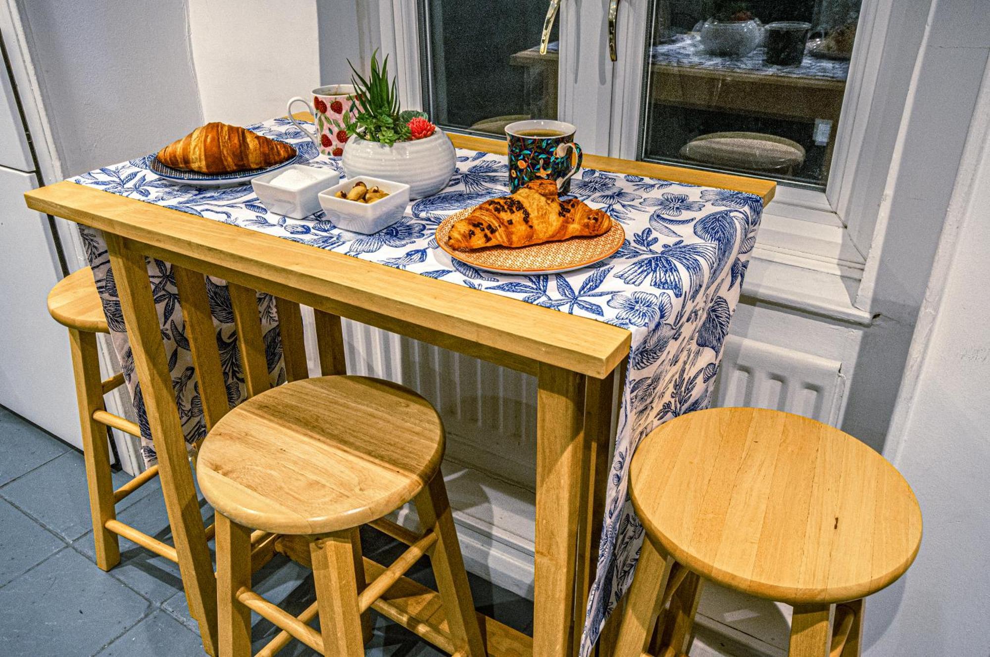 Central 3 - Bedroom Townhouse In Brighton With Parking Exterior photo